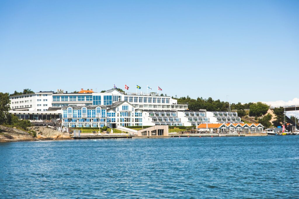 Stenungsbadens hotell vid vattnet en solig sommardag